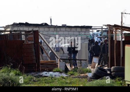 Foto Donato Fasano - LaPresse 20-02-2019 Borgo Mezzanone (Manfredonia) Cronaca &#xc8; in corso lo sgombero della baraccopoli di Borgo Mezzanone, in provincia di Foggia, il grosso insediamento abusivo noto venuto "ex pista" e la nato accanto al cara. Le operazioni di demolizione, rendono nota fonti del Viminale, sono eseguite dall'11esimo Reggimento Genio Guastatori di Foggia e sono supportate da personale di Enel, ARPA Puglia e Regione Puglia. In tutto sono impegnate circa 200 persone. Le attività&#xe0; sono coordinare da una apposita cabina di regia insediata nel cara. Per il momento sono Foto Stock