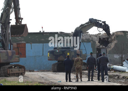 Foto Donato Fasano - LaPresse 20-02-2019 Borgo Mezzanone (Manfredonia) Cronaca &#xc8; in corso lo sgombero della baraccopoli di Borgo Mezzanone, in provincia di Foggia, il grosso insediamento abusivo noto venuto "ex pista" e la nato accanto al cara. Le operazioni di demolizione, rendono nota fonti del Viminale, sono eseguite dall'11esimo Reggimento Genio Guastatori di Foggia e sono supportate da personale di Enel, ARPA Puglia e Regione Puglia. In tutto sono impegnate circa 200 persone. Le attività&#xe0; sono coordinare da una apposita cabina di regia insediata nel cara. Per il momento sono Foto Stock