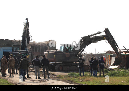 Foto Donato Fasano - LaPresse 20-02-2019 Borgo Mezzanone (Manfredonia) Cronaca &#xc8; in corso lo sgombero della baraccopoli di Borgo Mezzanone, in provincia di Foggia, il grosso insediamento abusivo noto venuto "ex pista" e la nato accanto al cara. Le operazioni di demolizione, rendono nota fonti del Viminale, sono eseguite dall'11esimo Reggimento Genio Guastatori di Foggia e sono supportate da personale di Enel, ARPA Puglia e Regione Puglia. In tutto sono impegnate circa 200 persone. Le attività&#xe0; sono coordinare da una apposita cabina di regia insediata nel cara. Per il momento sono Foto Stock