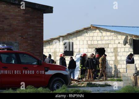 Foto Donato Fasano - LaPresse 20-02-2019 Borgo Mezzanone (Manfredonia) Cronaca &#xc8; in corso lo sgombero della baraccopoli di Borgo Mezzanone, in provincia di Foggia, il grosso insediamento abusivo noto venuto "ex pista" e la nato accanto al cara. Le operazioni di demolizione, rendono nota fonti del Viminale, sono eseguite dall'11esimo Reggimento Genio Guastatori di Foggia e sono supportate da personale di Enel, ARPA Puglia e Regione Puglia. In tutto sono impegnate circa 200 persone. Le attività&#xe0; sono coordinare da una apposita cabina di regia insediata nel cara. Per il momento sono Foto Stock