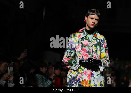 Un modello in passerella durante il Richard Quinn Autunno/Inverno 2019 London Fashion Week show a Ambika P3, Londra. Foto Stock