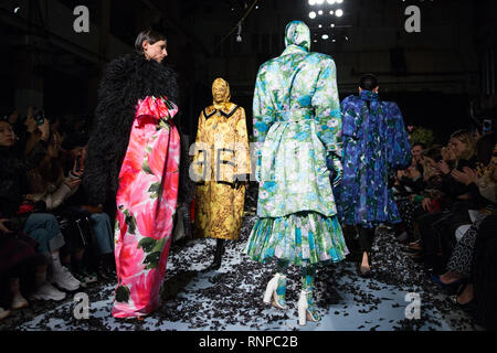 I modelli sulla passerella durante il Richard Quinn Autunno/Inverno 2019 London Fashion Week show a Ambika P3, Londra. Foto Stock