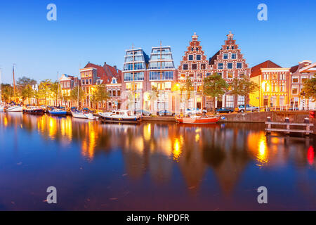 Case fronte mare e fiume Spaarne in Haarlem Paesi Bassi al crepuscolo. Foto Stock