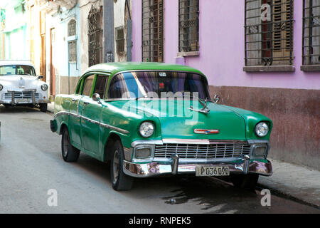 Classic American automobile parcheggiata nella città vecchia Havana, Cuba Foto Stock