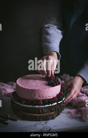 Crostata di fragole su tavola Foto Stock