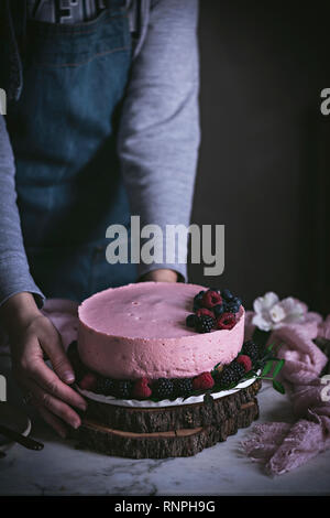 Crostata di fragole su tavola Foto Stock