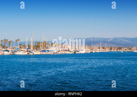 Molte barche a vela nelle isole del canale del porto di Oxnard in California USA Foto Stock