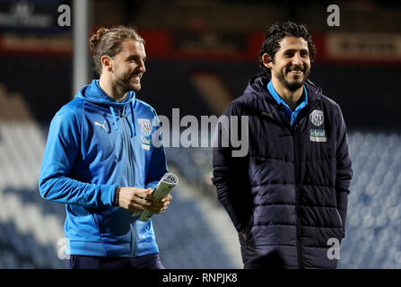 West Bromwich Albion Jay Rodriguez (sinistra) e Ahmed El Sayed Hegazi (destra) check out il passo avanti del cielo scommessa match del campionato a Loftus Road, Londra. Foto Stock