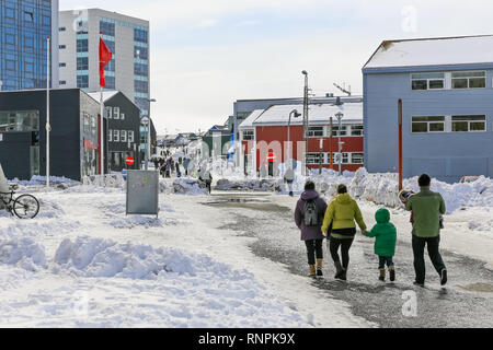 Centrale di strada pedonale con edificio moderno e di persone a piedi della città di Nuuk, Groenlandia Foto Stock