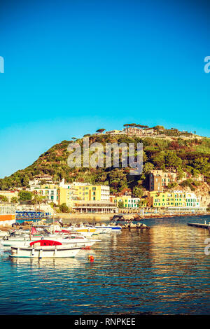 Paesaggio di Lacco Ameno, parte dell'isola di Ischia. Viaggio in Italia. Famoso punto di riferimento e meta turistica. Soft focus. Copia dello spazio. Foto Stock