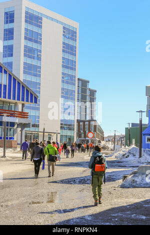 Strada pedonale principale con edificio moderno e di persone a piedi, Nuuk city centre, Groenlandia Foto Stock