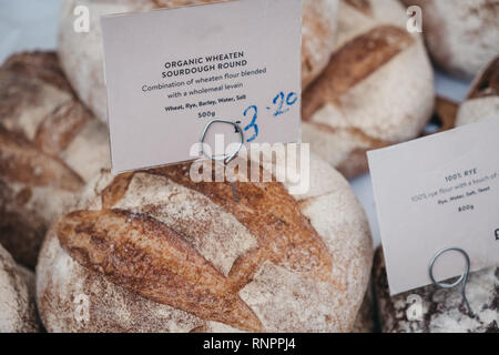 Wheaten organico del pane di pasta acida in vendita su un mercato di strada, il fuoco selettivo. Foto Stock