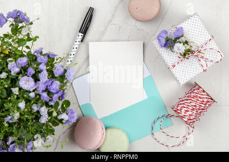 La scrittura di una cartolina su marmo bianco tabella Foto Stock