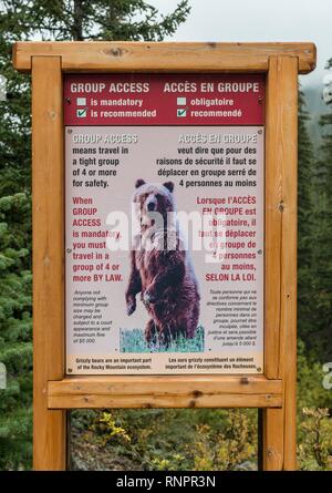 Segnale di avvertenza della porta sul sentiero escursionistico, escursionismo in gruppi consigliato, il Parco Nazionale di Banff, Alberta, Canada, America del Nord Foto Stock