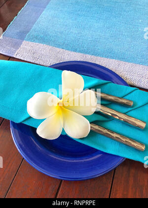 Decorazione di prodotti alimentari con il bianco plumeria rubra fiore, Sri Lanka. Blu decorazione di prodotti alimentari. Foto Stock