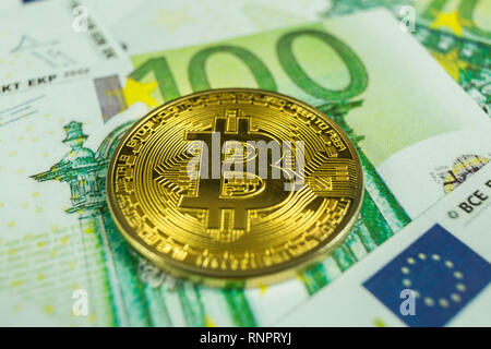 Crypto concetto di valuta - un bitcoin con le fatture in euro Foto Stock