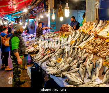 Mercato del pesce in Kemeraltı bazaar, Izmir, Turchia Foto Stock