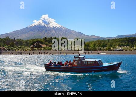 Nave Escursione al Lago Todos los Santos, back vulcano Osorno con cappuccio di neve, Región de los Lagos, Cile Foto Stock