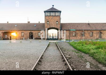 Stazione ferroviaria che conduce all ingresso principale del campo di concentramento di Auschwitz, oggi museo, Polonia Foto Stock