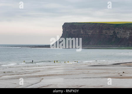 Surfisti in mare a cambs, North Yorkshire, Inghilterra Foto Stock