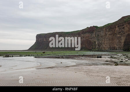 Ripide scogliere a picco sul mare a Huntcliff, Cambs, North Yorkshire, Inghilterra. Foto Stock