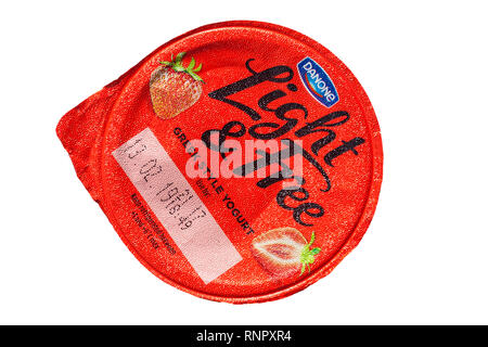 Pentola di Danone Light & Free in stile greco Yogurt fragola sensazione isolati su sfondo bianco Foto Stock