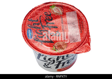 Pentola di Danone Light & Free in stile greco Yogurt fragola sensazione isolati su sfondo bianco Foto Stock