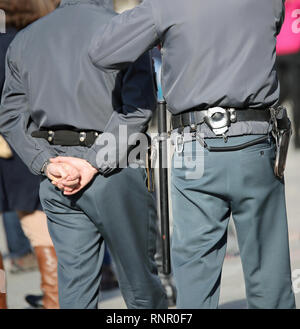 Due poliziotti di pattuglia con le manette e buggy durante il servizio di pattugliamento attraverso le strade della città Foto Stock