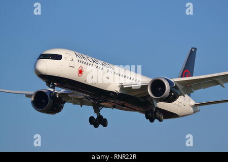 Air Canada Boeing Dreamliner 787-9 C-FVLZ atterraggio all'Aeroporto Heathrow di Londra, Regno Unito Foto Stock