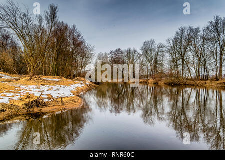 Tramonto in inverno sul fiume Widawka in Polonia centrale Foto Stock