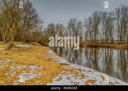 Tramonto in inverno sul fiume Widawka in Polonia centrale Foto Stock