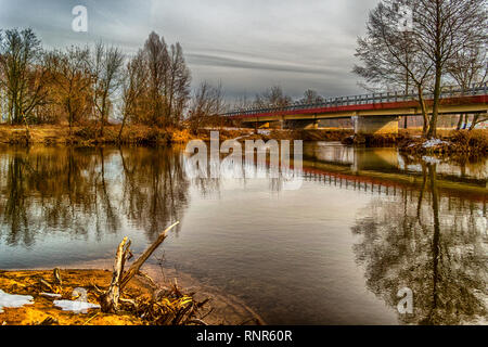 Tramonto in inverno sul fiume Widawka in Polonia centrale Foto Stock