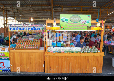 PATTAYA, Tailandia - 21 febbraio 2016: strada del mercato di Pattaya. Ci sono pochi i mercati di strada di Pattaya che sono popolari con i turisti e la gente del posto Foto Stock