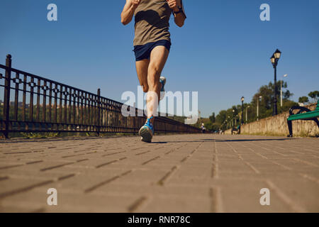 Piedi runner close-up sulla strada nel parco Foto Stock