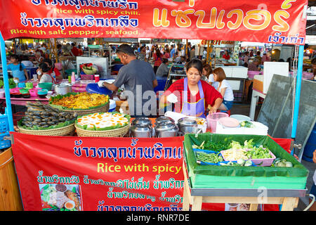 PATTAYA, Tailandia - 21 febbraio 2016: strada del mercato di Pattaya. Ci sono pochi i mercati di strada di Pattaya che sono popolari con i turisti e la gente del posto Foto Stock