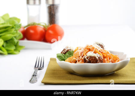 Ciotola di spaghetti e polpette di carne Foto Stock