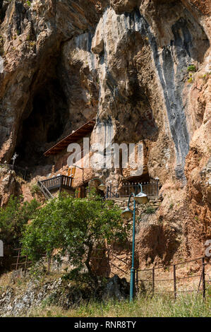 San Michele Arcangelo grotta chiesa, Radozda, Macedonia Foto Stock