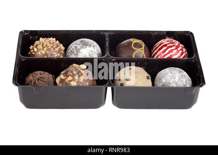 Primo piano isolato di cioccolatini fatti a mano in un vassoio Foto Stock