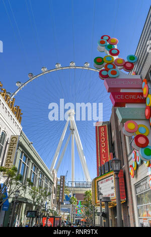 LAS VEGAS, NEVADA - Febbraio 2019: l'alta rullo ruota gigante ride contro un cielo blu. Si tratta di un punto di riferimento e le principali attrazioni turistiche a Las Vegas. Foto Stock