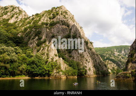 Fare kayak in Matka Gorge, Macedonia Foto Stock