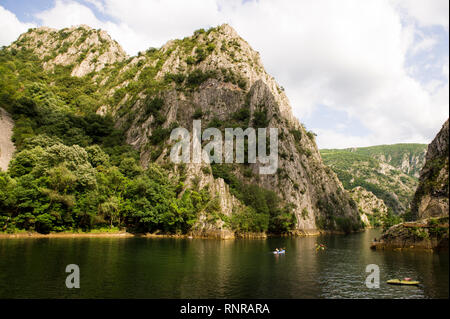 Fare kayak in Matka Gorge, Macedonia Foto Stock