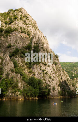Fare kayak in Matka Gorge, Macedonia Foto Stock