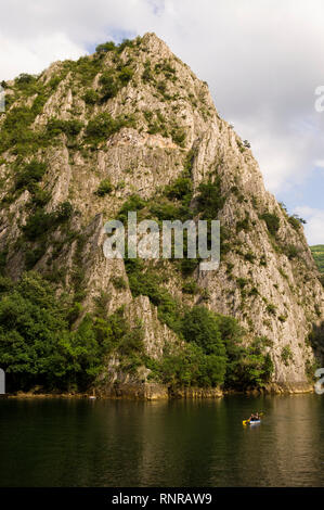 Fare kayak in Matka Gorge, Macedonia Foto Stock