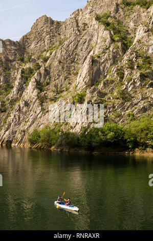 Fare kayak in Matka Gorge, Macedonia Foto Stock