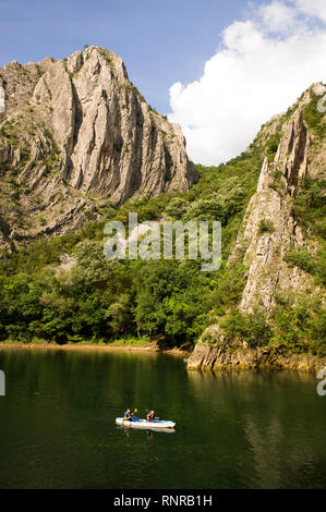 Fare kayak in Matka Gorge, Macedonia Foto Stock