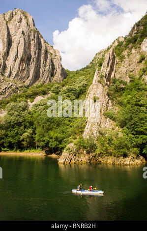 Fare kayak in Matka Gorge, Macedonia Foto Stock