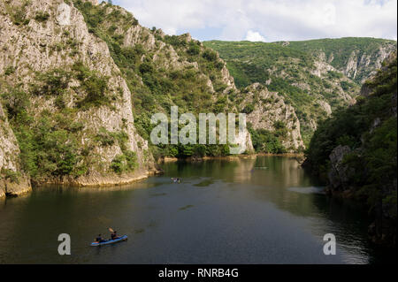Fare kayak in Matka Gorge, Macedonia Foto Stock