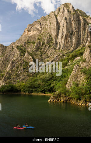 Fare kayak in Matka Gorge, Macedonia Foto Stock