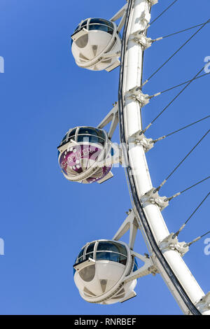 LAS VEGAS, NEVADA - Febbraio 2019: vista ravvicinata di capsule in alto il rullo ruota gigante ride contro un cielo blu. Foto Stock