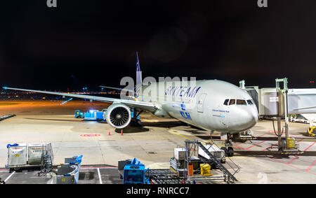 Boeing 777-306ER di KLM parcheggiato a un gate di Amsterdam Airport Schiphol nei Paesi Bassi Foto Stock